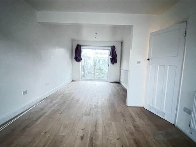 3 Bed Terraced House, Pembroke Avenue, LU4