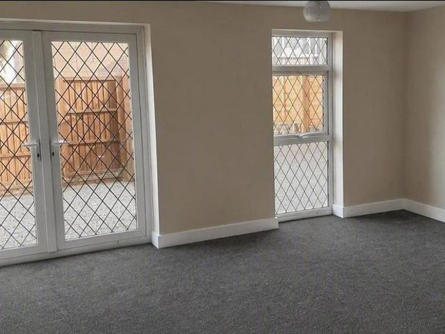 3 Bed Terraced House, Rossefield Chase, LS13