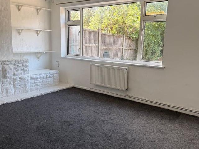 3 Bed Terraced House, St Olams Close, LU3