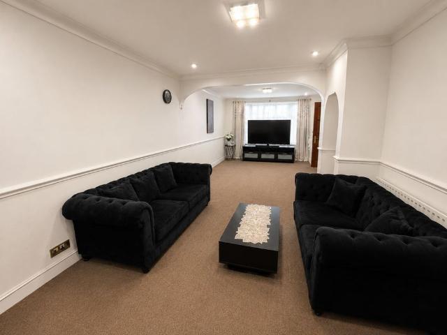 3 Bed Terraced House, Sutton Square, TW5