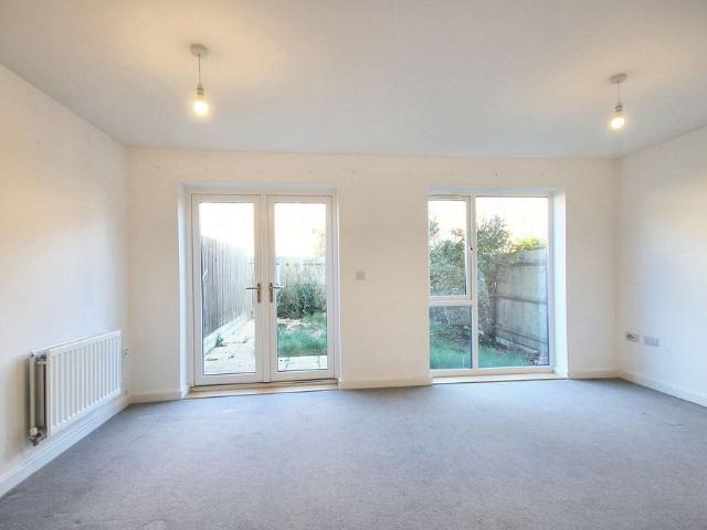 3 bed to rent in Firepool View, Taunton, TA1