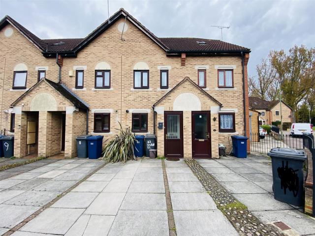 3 bed town house to rent in swan drive, london, nw9
