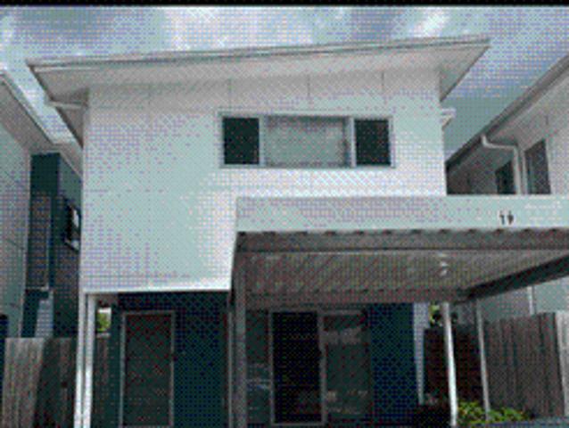 3 Bed Townhouse close to schools, shops & public transport!