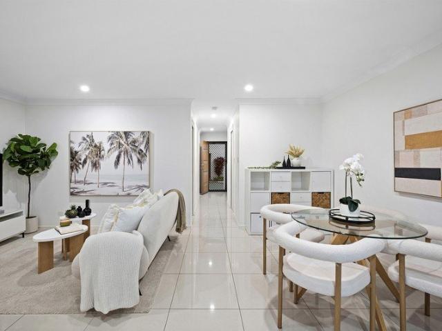 3 Bed Townhouse in Calamvale with Study Nook, Pool & Low Body Corp