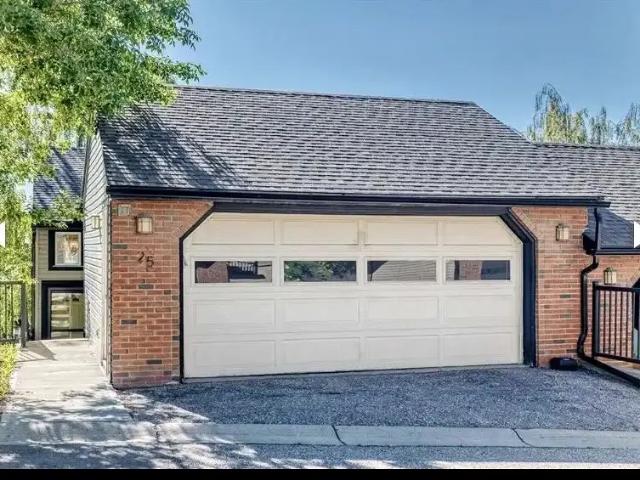 3 Bed Townhouse with Heated Double Garage Backing Green Space in Strathcona! — 3 Bedrooms Townhouse