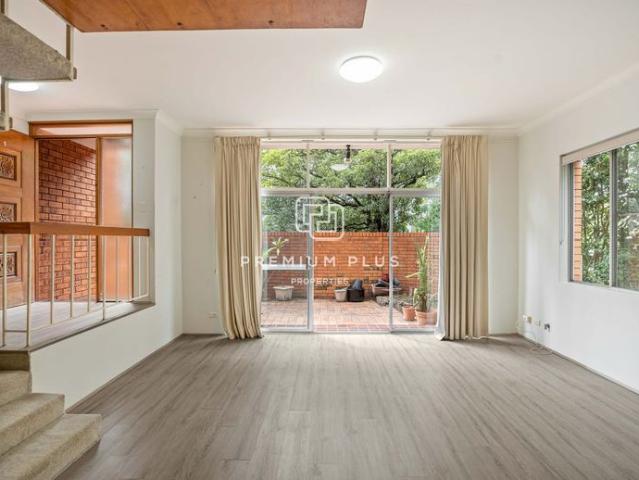 3 Bed Townhouse with Private Courtyard – Walk to Lane Cove Village