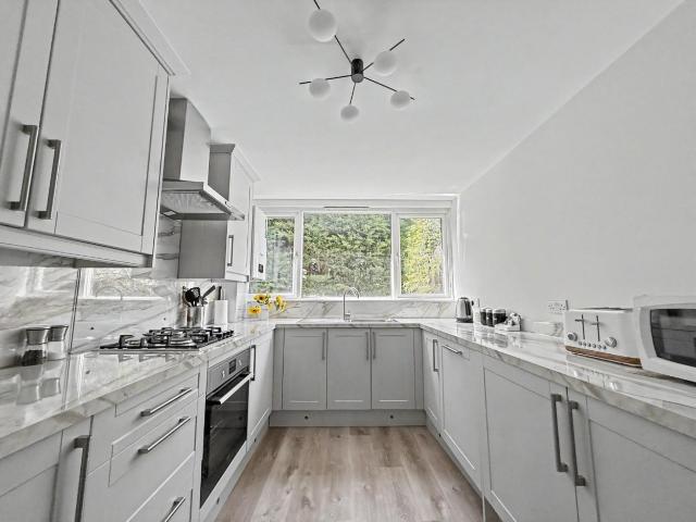 3 bed Apartment for Rent Mountbatten Square, Windsor