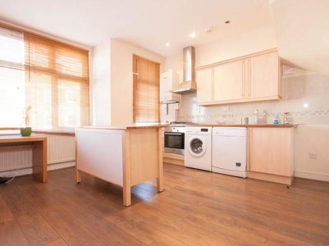 3 bed apartment in Earlsfield