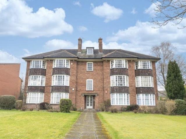 3 Bed Apartment Walking distance to Q.E
