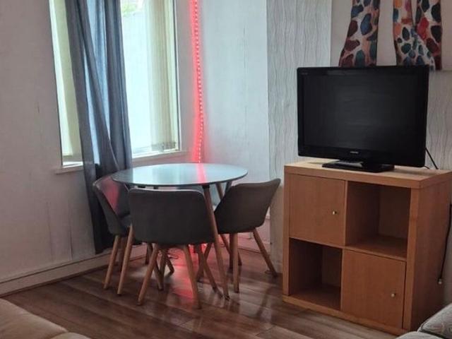 3 Bed. Bills incuded. 10 mins from UoL