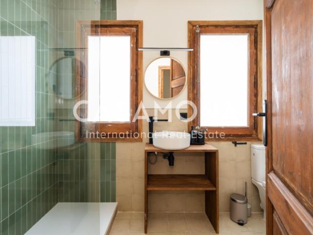 3 Bed Catalan Style Apartment with Balcony in Eixample Dreta, Steps from Sagrada Família