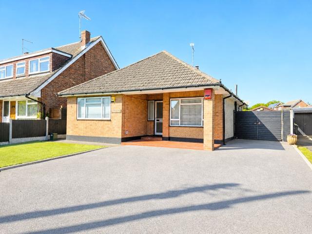 3 bed detached bungalow to rent in Crays Hill, Billericay, CM11