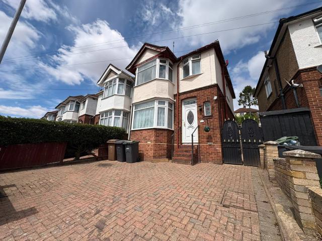 3 bed detached house to rent in meyrick avenue, luton, lu1