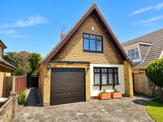 3 bed detached house to rent in Swan Lane, Runwell, Wickford, Essex, SS11