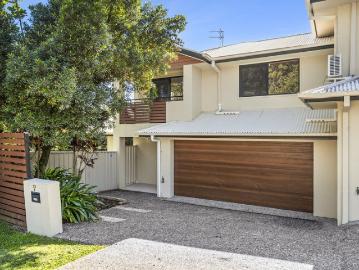 3 BED DUPLEX NO BODY CORPORATE AND FULLY FENCED BACKYARD