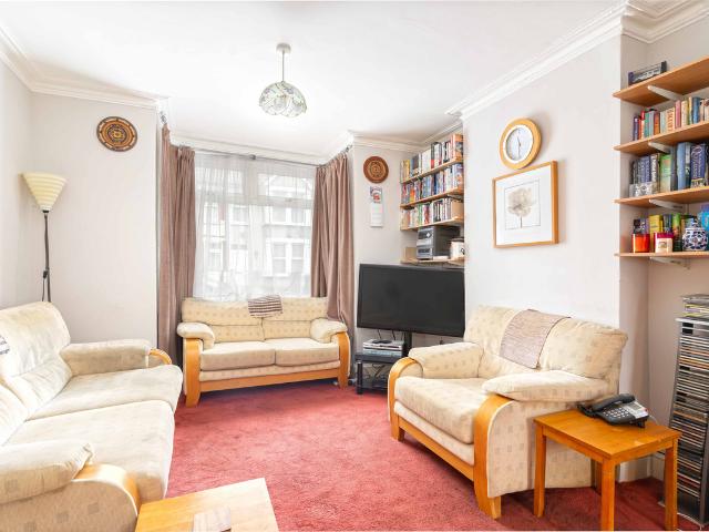 3 bed End of Terrace House To Let
