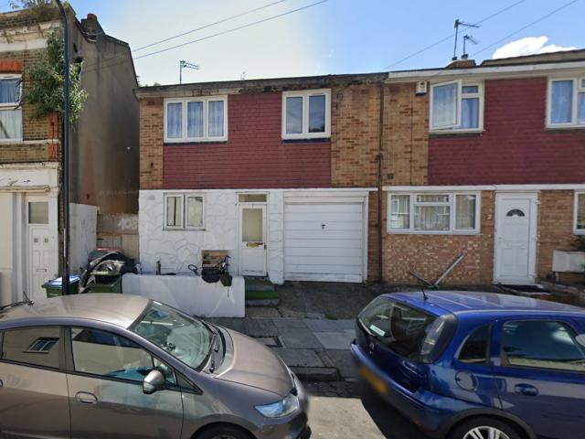 3 bed end of terrace house to rent in Sandy Hill Avenue, London, SE18