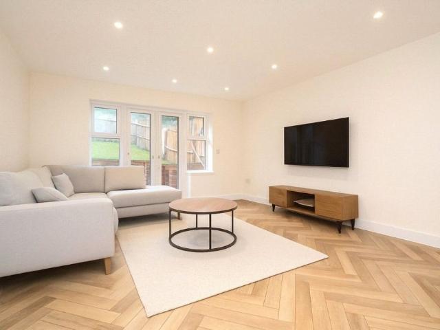 3 bed End Terrace House for rent