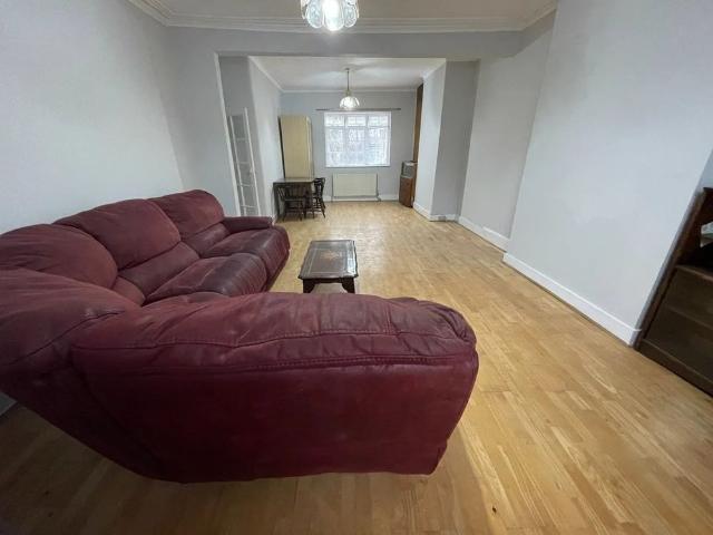 3 Bed End Terrace, Near To Northbrook Road, IG1
