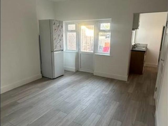 3 Bed Flat, Mafeking Avenue, IG2