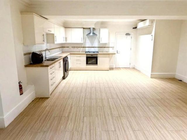 3 bed flat available in E7