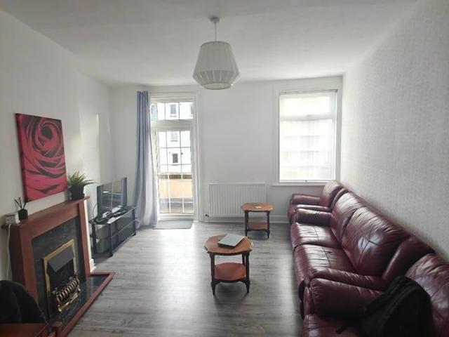 3 Bed Flat, Balgreen Road, EH11