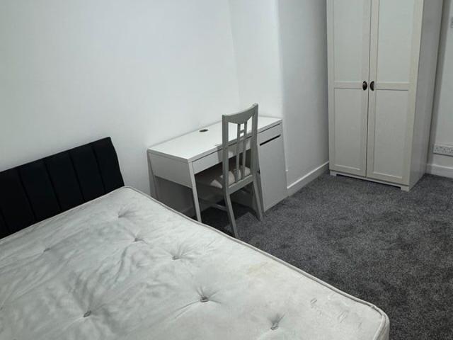 3 Bed Flat, Broomhouse Loan, EH11