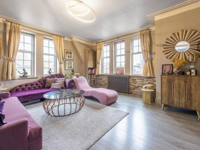 3 bed flat close by to ESCP school and station