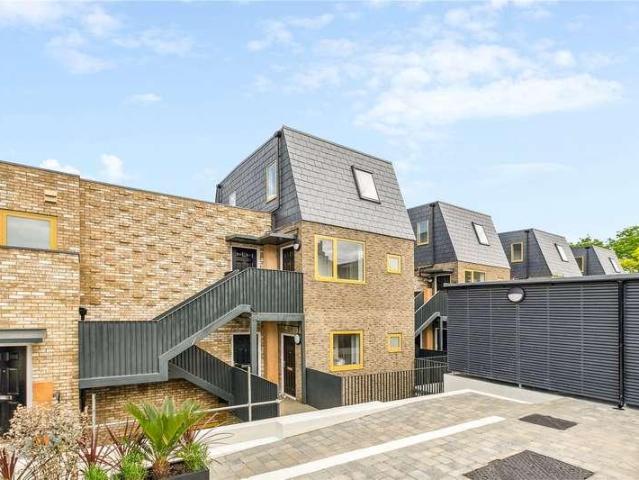 3 bed flat for sale