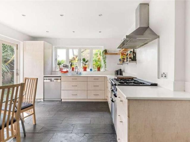 3 bed flat for sale