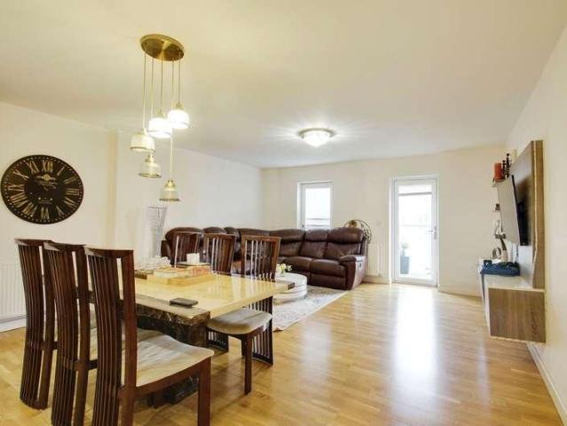 3 bed flat for sale