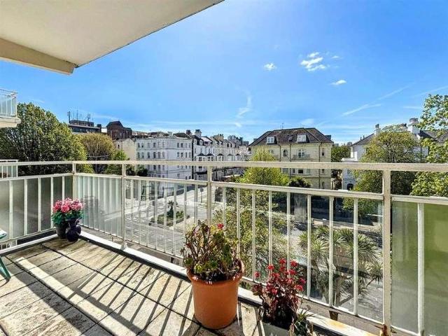 3 bed flat for sale