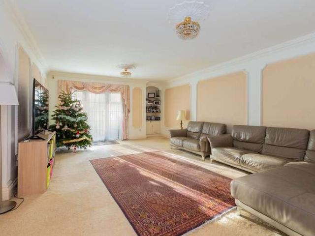 3 bed flat for sale