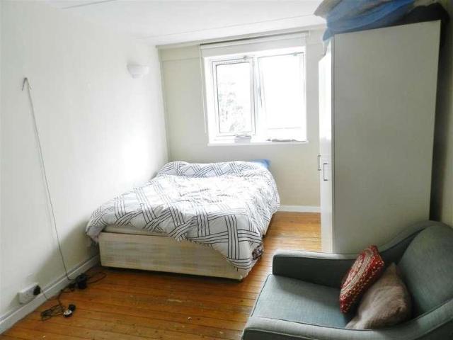 3 bed flat for sale