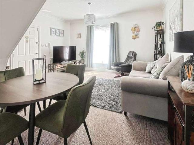 3 bed flat for sale
