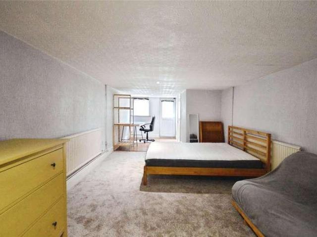 3 bed flat for sale
