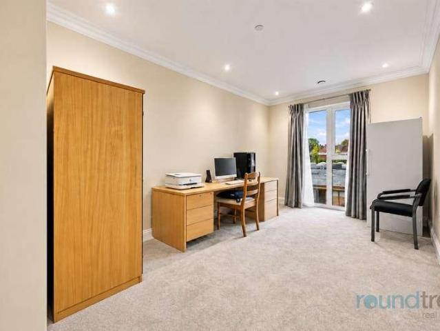 3 bed flat for sale