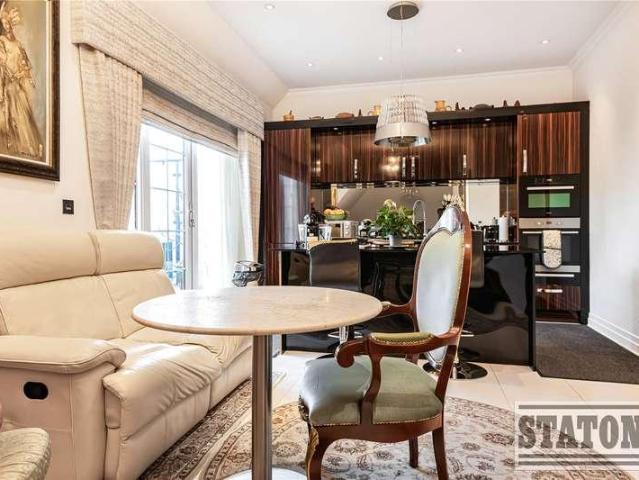 3 bed flat for sale