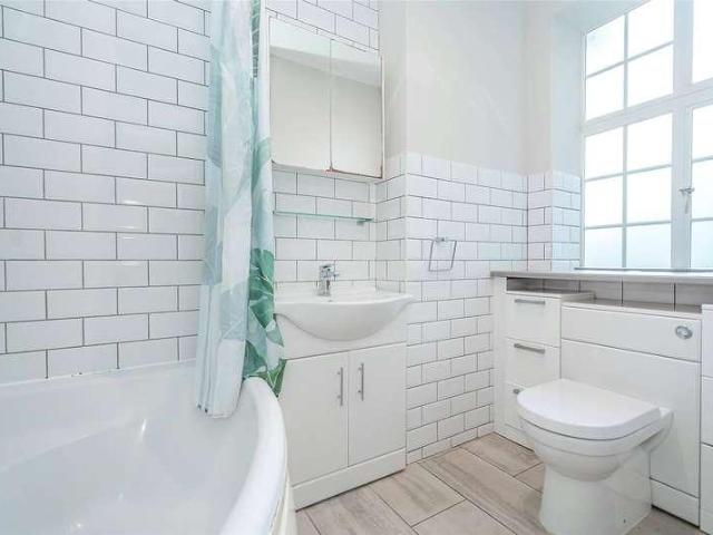 3 bed flat for sale