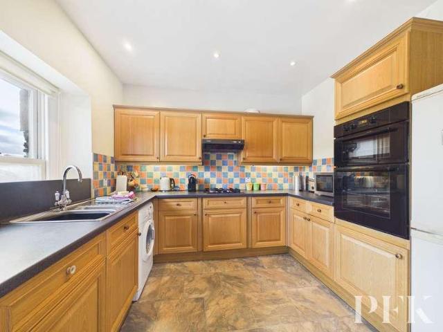 3 bed flat for sale