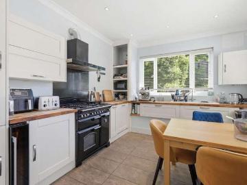 3 bed flat for sale