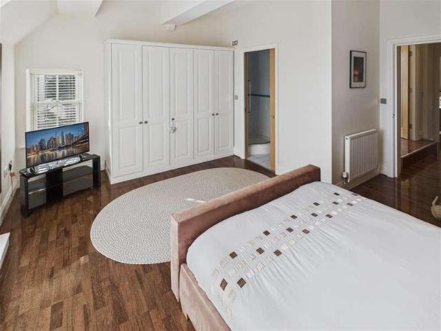 3 bed flat for sale