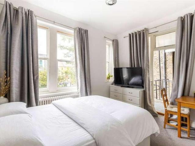 3 bed flat for sale