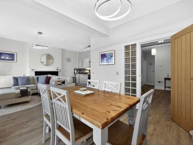 3 bed flat for sale