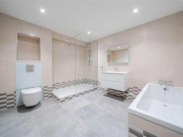 3 bed flat for sale