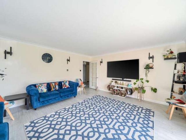 3 bed flat for sale