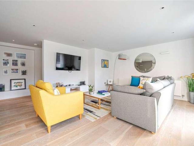 3 bed flat for sale