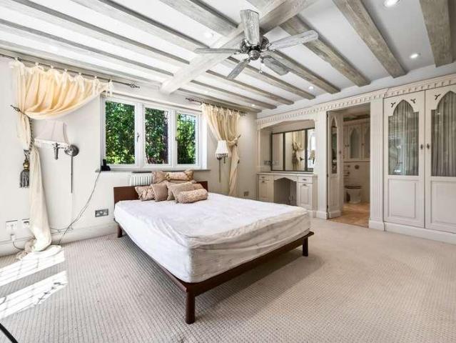 3 bed flat for sale