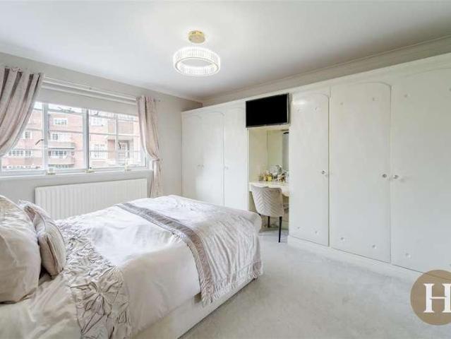 3 bed flat for sale