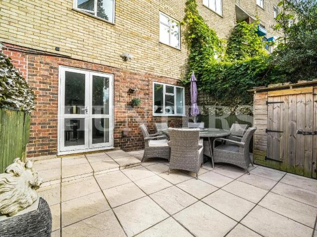 3 bed flat for sale